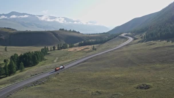 Camión que transporta carga en un país de carga por carretera Transporte de carga entrega — Vídeo de stock