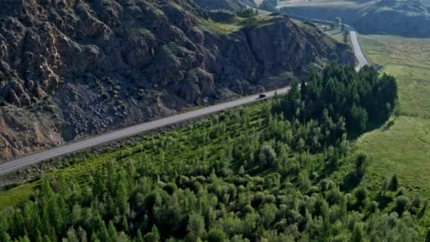 Fotografía aérea Carretera entre árboles a lo largo del río conduciendo coches en la carretera — Vídeos de Stock