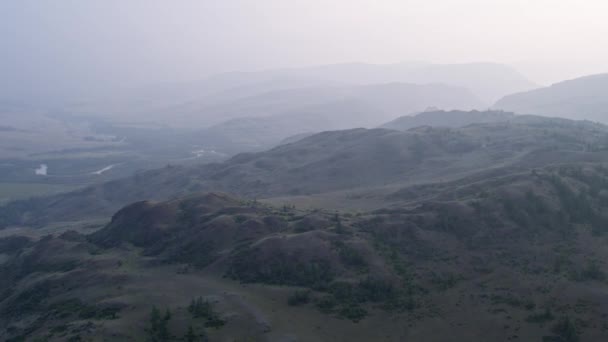 Uitzicht vanuit de lucht op de vallei, heuvels. Misty mystieke ochtend 4k — Stockvideo