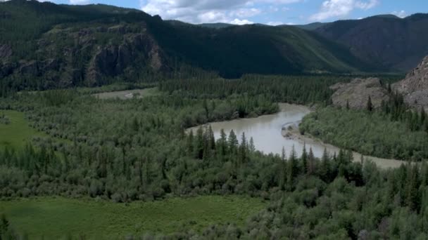 Photographie aérienne survolant la rivière rocheuse vers les montagnes enneigées 4k — Video