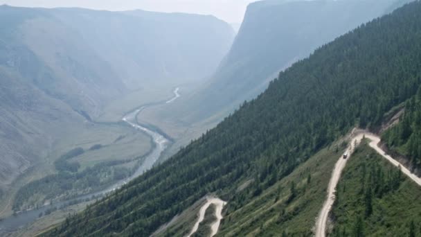 Kręta przełęcz, widok na góry i rzekę, jazda samochodem, 4k — Wideo stockowe