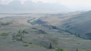 Steppe ve dağ manzarasının hava fotoğrafçılığı sisli sabah 4K