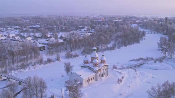 Nieve por la mañana, Volando sobre el pueblo, Iglesia Ortodoxa, fotografía aérea 4K — Vídeos de Stock