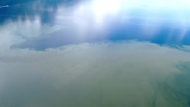 Bateau à moteur rapide, un hors-bord traversant les eaux multicolores du lac — Video