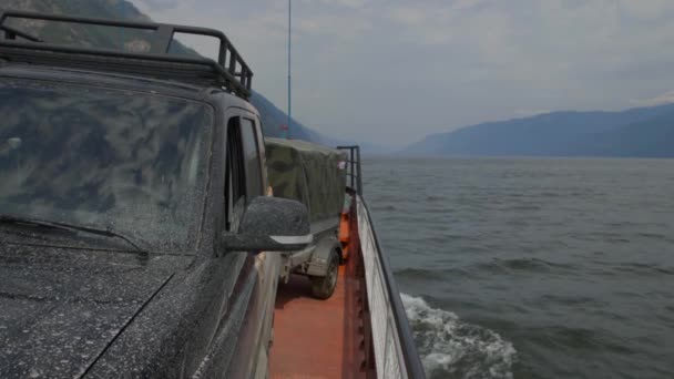 Fähre transportiert Autos auf dem Seeweg, an einem sonnigen Tag auf einem See — Stockvideo