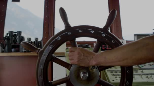 De kapitein draait het houten wiel op het oude schip — Stockvideo