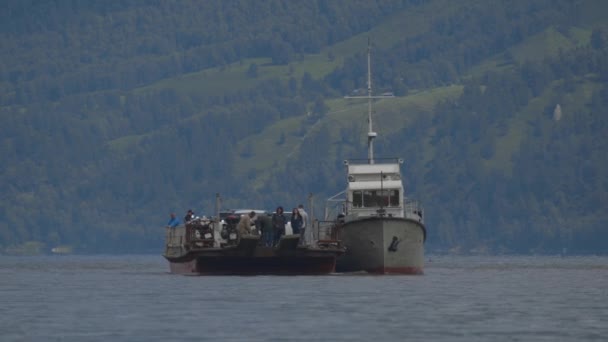 Nave motora. Ferry cruzando el lago. Coches y personas están navegando en el ferry 4k — Vídeo de stock