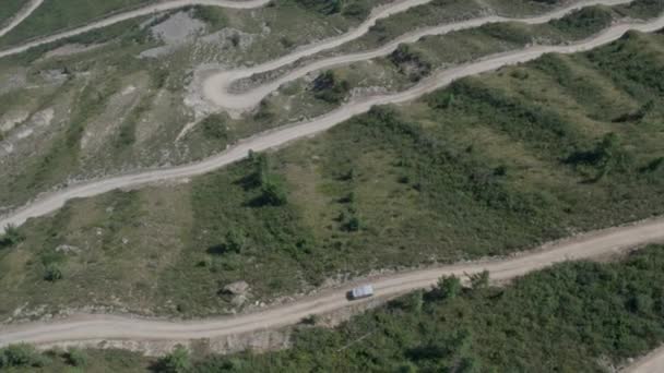 蜿蜒曲折的蛇形道路通过，山景尽收眼底，驾车卡车旅游。4k — 图库视频影像