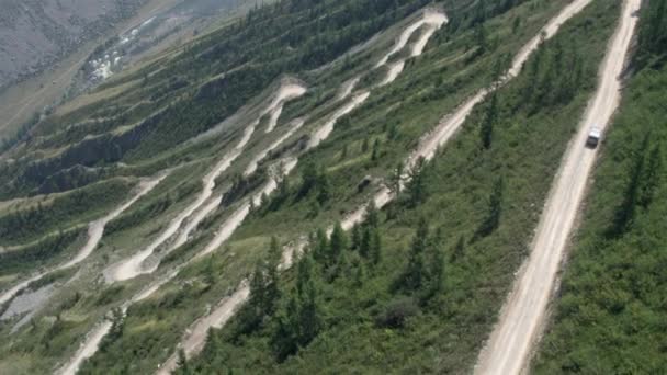 Kręte serpentyny przełęczy drogowej, widok na góry, jazdy turystyki samochodów ciężarowych. 4k — Wideo stockowe