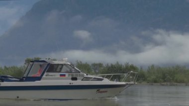 Hızlı motorlu tekne, sürat teknesi gölün sakin sularında hızla ilerliyor. Yakın plan.