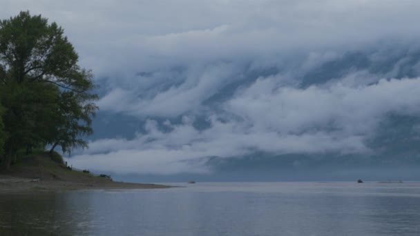 Matin brumeux sur le lac, nuages bas. Vue panoramique sur la rivière 