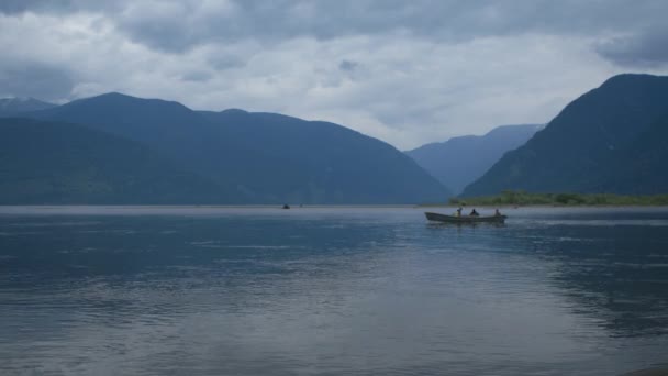 Motoscafo naviga sul lago sullo sfondo delle montagne in caso di maltempo — Video Stock