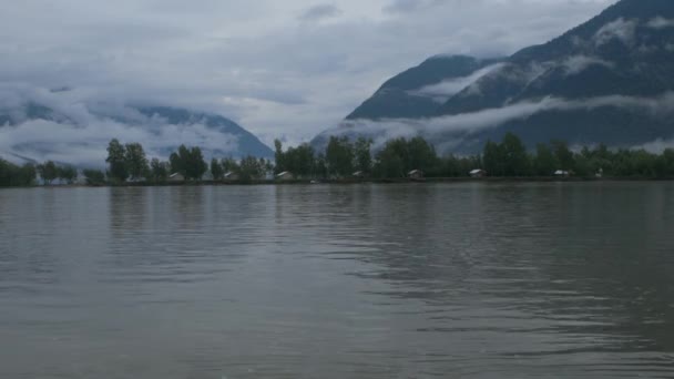 Mlha nad řekou, tábořiště, hory, nízké mraky, motorový člun. — Stock video