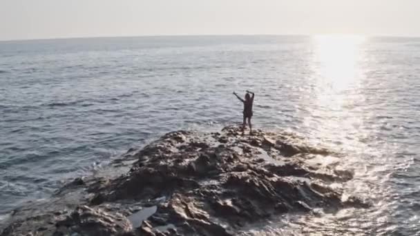 岬、崖、海岸で踊る少女としての空中写真4k — ストック動画