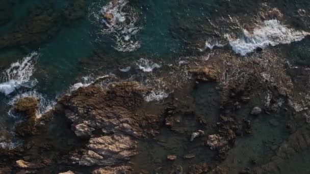 Las olas del mar en una hermosa playa con vista a un pájaro drone 4K tiro — Vídeos de Stock