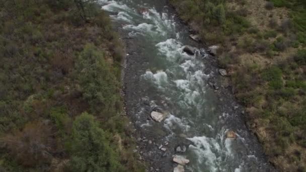 Pohled z ptačí perspektivy na povrch horských řek nabízí vertikální výhled. 4k — Stock video