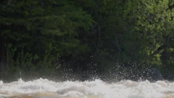 Frammento di un fiume di montagna fangoso. Spray fluviale rimbalza — Video Stock