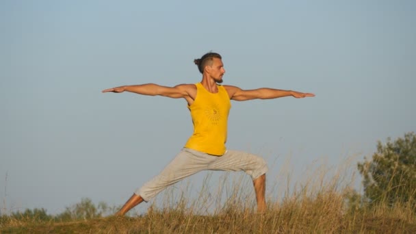 Caucasian guy practicing yoga moves and positions in nature. — Stock Video