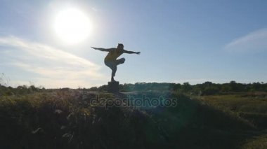 Ağaç yoga poz açık ayakta sportif delikanlı. Beyaz adam pratik Yoga hamle ve doğada konumlandırır. Tek ayak üstünde Dengeleme yogi. Güzel manzara arka plan olarak. Sağlıklı aktif yaşam tarzı