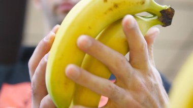 Erkek el muz süpermarkette seçme. Adam bir bakkal sayacında bir salkım muzu alarak. Taze meyve üretmek bölümünde Shop seçme adam. Alıcı yemek seçer. Yakın çekim