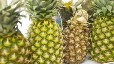 Bir süpermarket bakkal taze ananas geçmiş hareket. Raflar dükkanında meyve ile. Yakın çekim