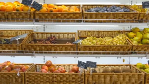 Ruchomych przeszłości świeże owoce w warzywniaku supermarket. Półki w sklepie. Z bliska — Wideo stockowe