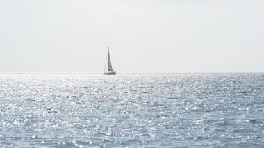 Deniz sakin mavi su yelkenli yat. Yelkenli güzel peyzaj ufukta. Yelkenli tekne. Açık okyanusta yelken yat. Rüzgarlı gün Yatçılık.