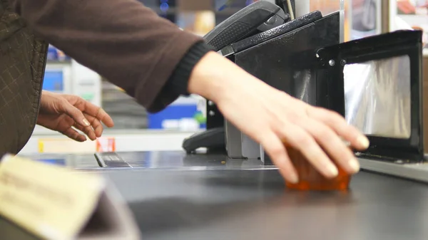 Ürünler için kasada ödeme müşteri. Konveyör bant süpermarkette gıdalar. Kasiyer ve hipermarket terminalde ile para çekme Masası. Kasiyer çalışıyorum. Mağazada alışveriş. Yakın çekim