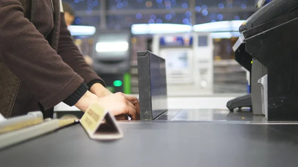 Ürünler için kasada ödeme müşteri. Konveyör bant süpermarkette gıdalar. Kasiyer ve hipermarket terminalde ile para çekme Masası. Kasiyer çalışıyorum. Mağazada alışveriş. Yakın çekim