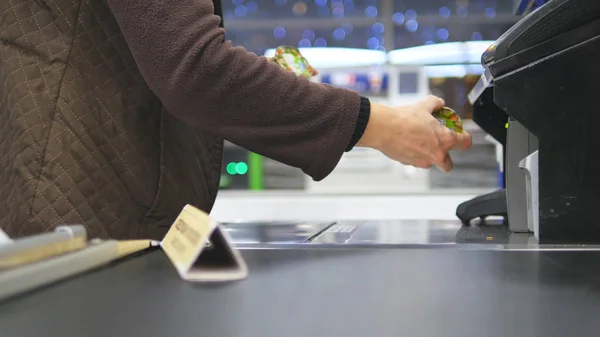 Ürünler için kasada ödeme müşteri. Konveyör bant süpermarkette gıdalar. Kasiyer ve hipermarket terminalde ile para çekme Masası. Kasiyer çalışıyorum. Mağazada alışveriş. Yakın çekim