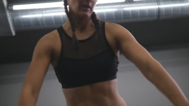 Πορτρέτο του ισχυρή γυναίκα με σώμα γυμναστήριο σε αθλητικά είδη αρπάζει βαρέων βαρών στο γυμναστήριο. Γυναίκα bodybuilder, κάνει την άσκηση - άσκηση deadlift. Κορίτσι εκπαίδευση - άρση της barbell. Αργή κίνηση — Αρχείο Βίντεο