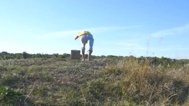 Ayakta yoga poz, doğa, genç adam. Adam pratik yoga hamle ve açık havada konumlandırır. Hill gücü egzersiz yaparak atlet. Arka plan manzara. Sağlıklı aktif yaşam tarzı. Yakın çekim