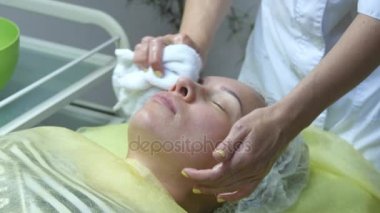 Elinde Şevval Özçelik Güzellik cilt yordamı için hazırlanıyor veya işlemden sonra temizlik. Şevval Özçelik Güzellik istemci yüzünü okşayarak eller. Güzellik uzmanı kadın yüzünü bir masaj yapıyor. Yakın çekim.