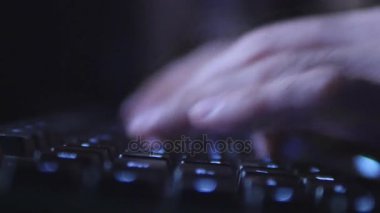 Geceleri klavyede yazarak Fingfingers. Erkek bilgisayar geç saatlere kadar eller. Geceleri klavyede yazarak upers kapatın. Erkek bilgisayar geç saatlere kadar eller. Yakın çekim
