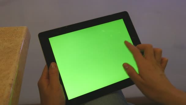 Ženské ruce pomocí počítače tablet pc s zelenou obrazovkou v nákupní centrum. — Stock video