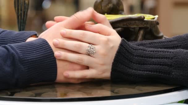 Gelukkige paar holding en aanraken van elkaars handen in café in winkelcentrum. Vrouwelijke handen strelen de mannenhand teder — Stockvideo