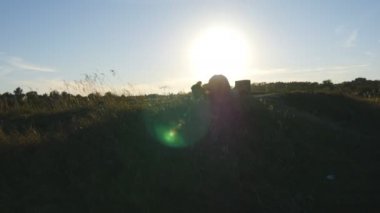 Sportif adam poz yoga açık ayakta silüeti. Yogi Yoga uygulamak hareket eder ve doğal olarak konumlandırır. Güzel gökyüzü ve güneş arka plan olarak. Sağlıklı aktif yaşam tarzı