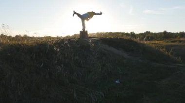 Yoga poz açık ayakta sportif delikanlı. Beyaz adam pratik Yoga hamle ve doğada konumlandırır. Tek ayak üstünde Dengeleme atlet. Güzel manzara arka plan olarak. Sağlıklı aktif yaşam tarzı