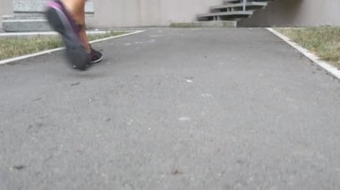 Genç fitness eğitim için spor salonuna kadar merdiven oluyor eşofman kadında. Egzersiz için sağlık kulübüne giden kız. Yakın çekim