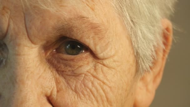 Oma te kijken naar de camera. Close-up — Stockvideo