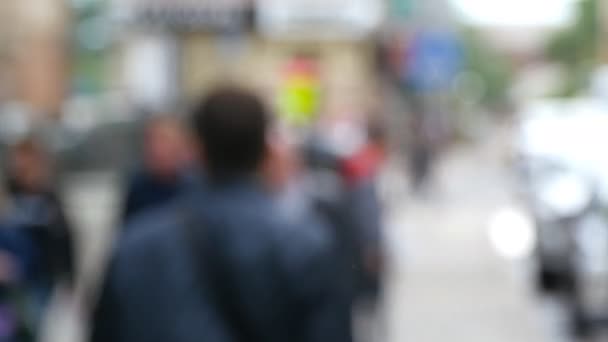 Menigtes van mensen lopen in de straat — Stockvideo