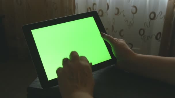 Femme âgée assise sur un canapé à la maison et utilisant une tablette numérique PC avec écran vert — Video