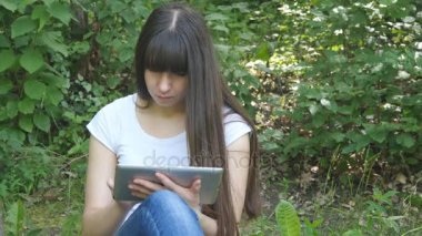 Internet tarama, app kullanarak ve açık havada iletişim mutlu kız. Sakin ol ve teknoloji açık