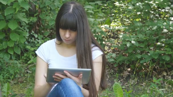 Chica feliz navegar por Internet, el uso de la aplicación y la comunicación al aire libre. Relax y tecnología al aire libre — Vídeo de stock