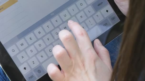 Dedo femenino escribiendo en el teclado virtual de la tableta PC. Las niñas dedos tocando las teclas virtuales forman un teclado digital de un dispositivo tableta iPad pantalla táctil. Primer plano — Vídeos de Stock