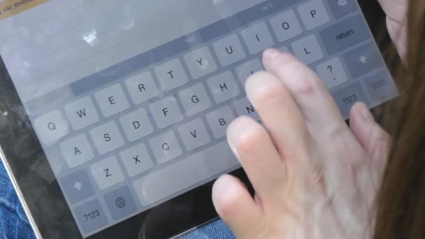 Vrouwelijke vinger te typen bij het virtuele toetsenbord van tablet pc. Meisjes vingers aanraken van virtuele toetsen vormen een digitale toetsenbord van een touchscreen ipad tablet apparaat. Close-up — Stockvideo