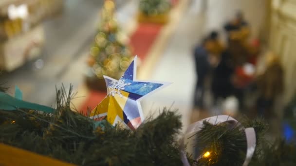 Juguetes de Navidad en el fondo de personas borrosas caminando en el centro comercial en la víspera de Año Nuevo. Concepto de compras de vacaciones de invierno. Vista superior — Vídeos de Stock