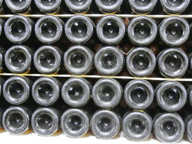 Eski şişe şarap şarap mahzeni satırları. Birçok şarap şişe şarap mahzeni depolama birimindeki satırı. Güzel doku veya arka plan. Yakın çekim