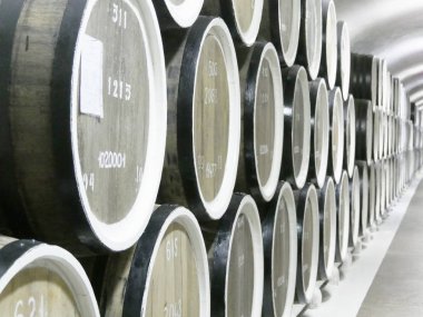 Eski meşe fıçıların Cellars şarap bir satır içinde. Güzel antika arka plan. Yakın çekim