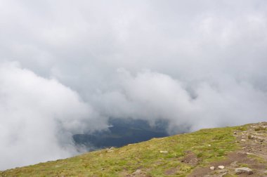 Beyaz bulutların altında dağlar